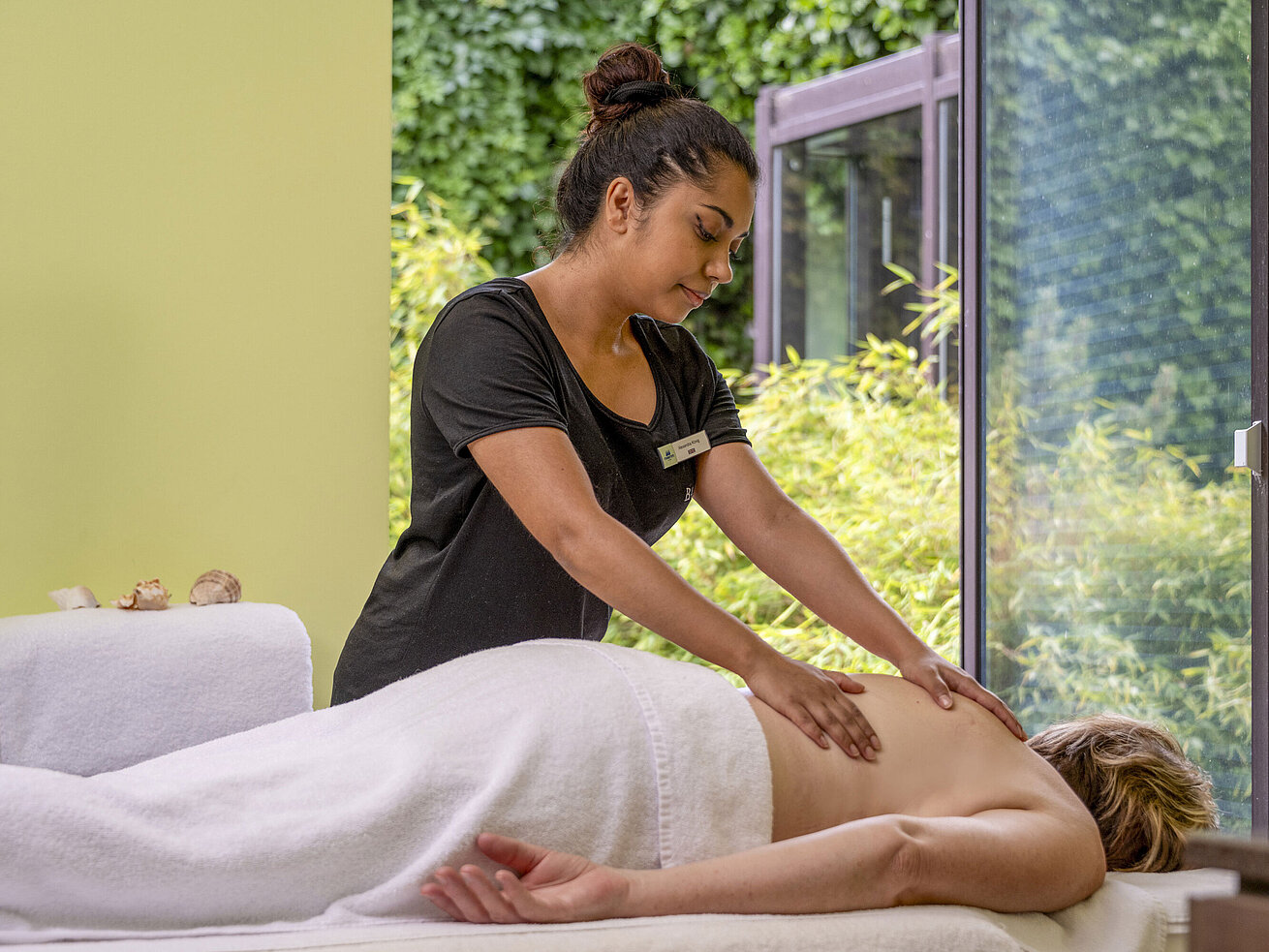 Massage Wellnessmassage im Maritim Hotel Travemünde mit Blick ins Grüne