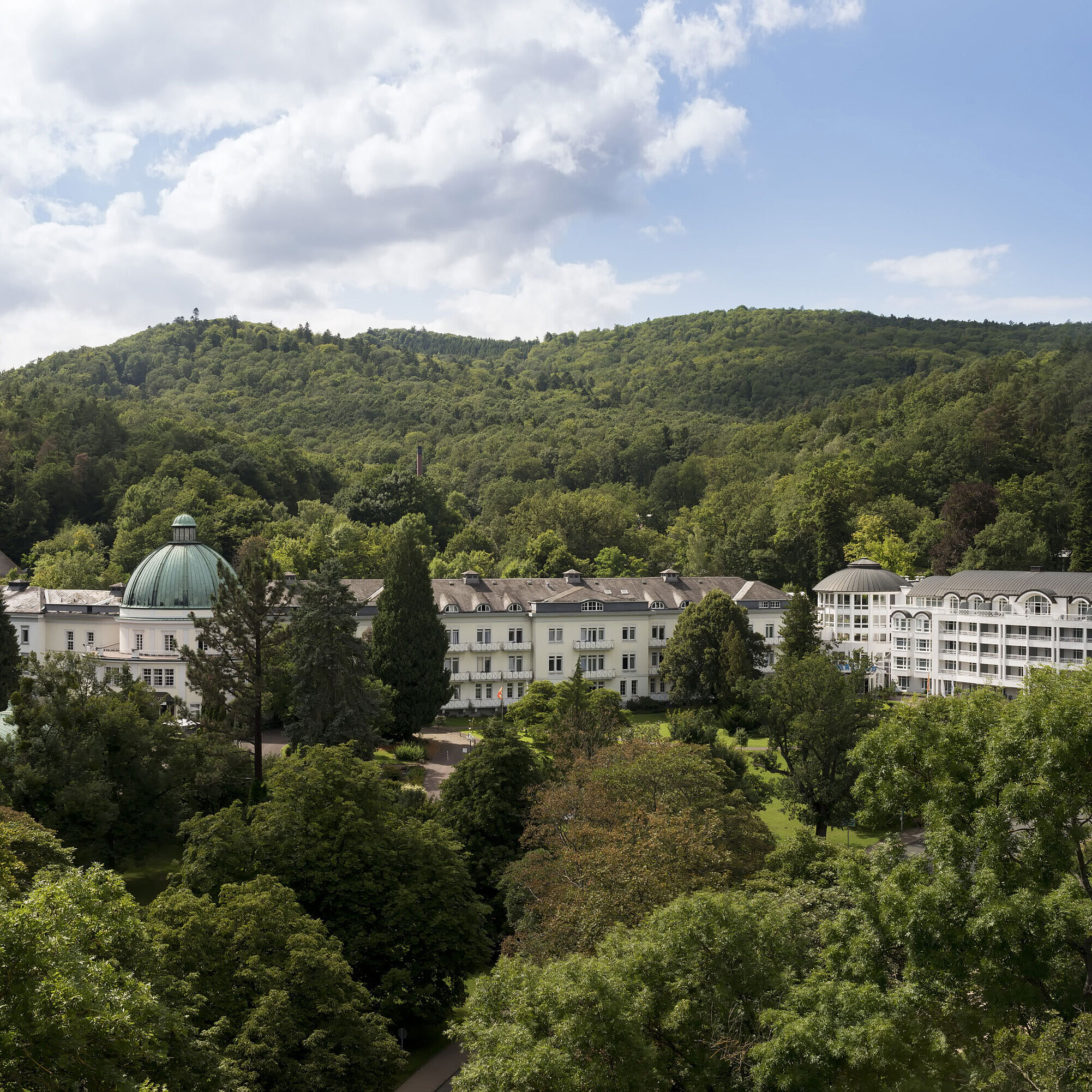 Außenansicht des Maritim Hotel Bad Wildungen inmitten grüner Parklandschaft im Sommer