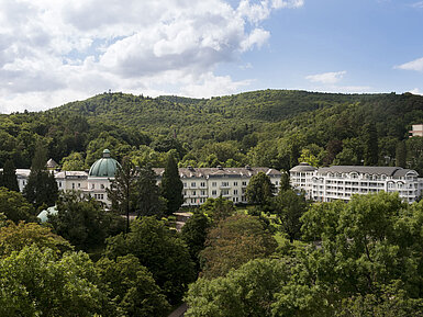 Außenansicht des Maritim Hotel Bad Wildungen inmitten grüner Parklandschaft im Sommer