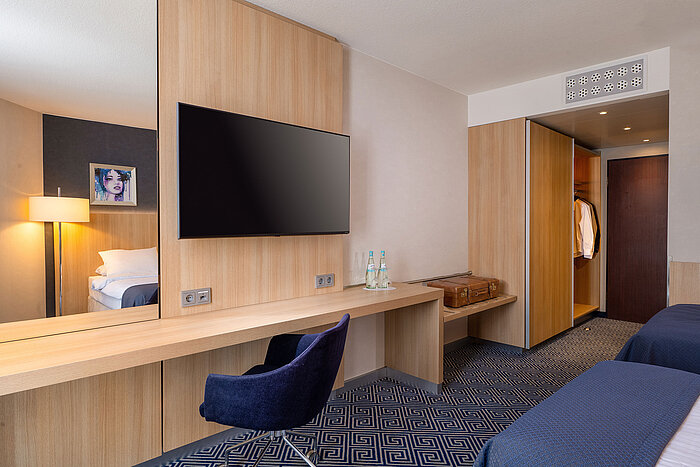 Comfort Zweibettzimmer im Maritim Hotel Würzburg mit zwei Einzelbetten, Schreibtisch und modernem Ambiente