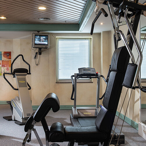 Fitnessraum im Maritim Hotel Magdeburg mit modernen Trainingsgeräten wie Laufband, Ergometer und Kraftstation für effektives Workout.