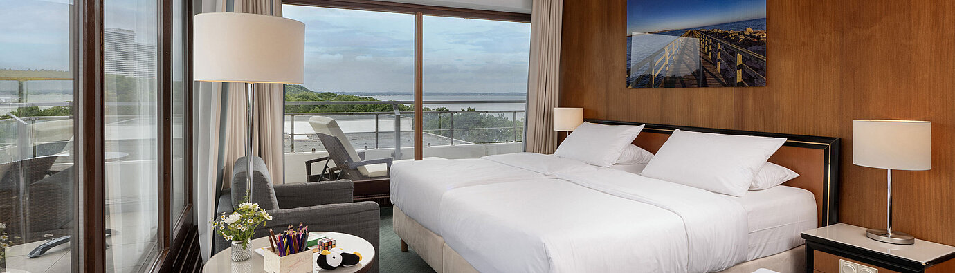 Helles Familienzimmer im Maritim Seehotel Timmendorfer Strand mit Balkon und Ostseeblick