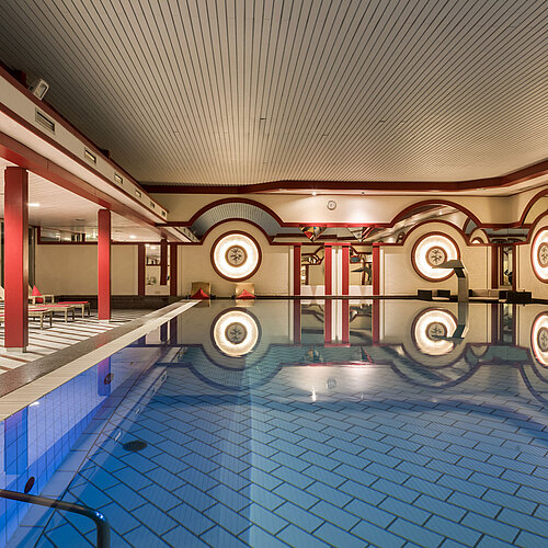 Spa-Bereich mit Liegestühlen und großem Pool im Maritim Hotel Bad Wildungen