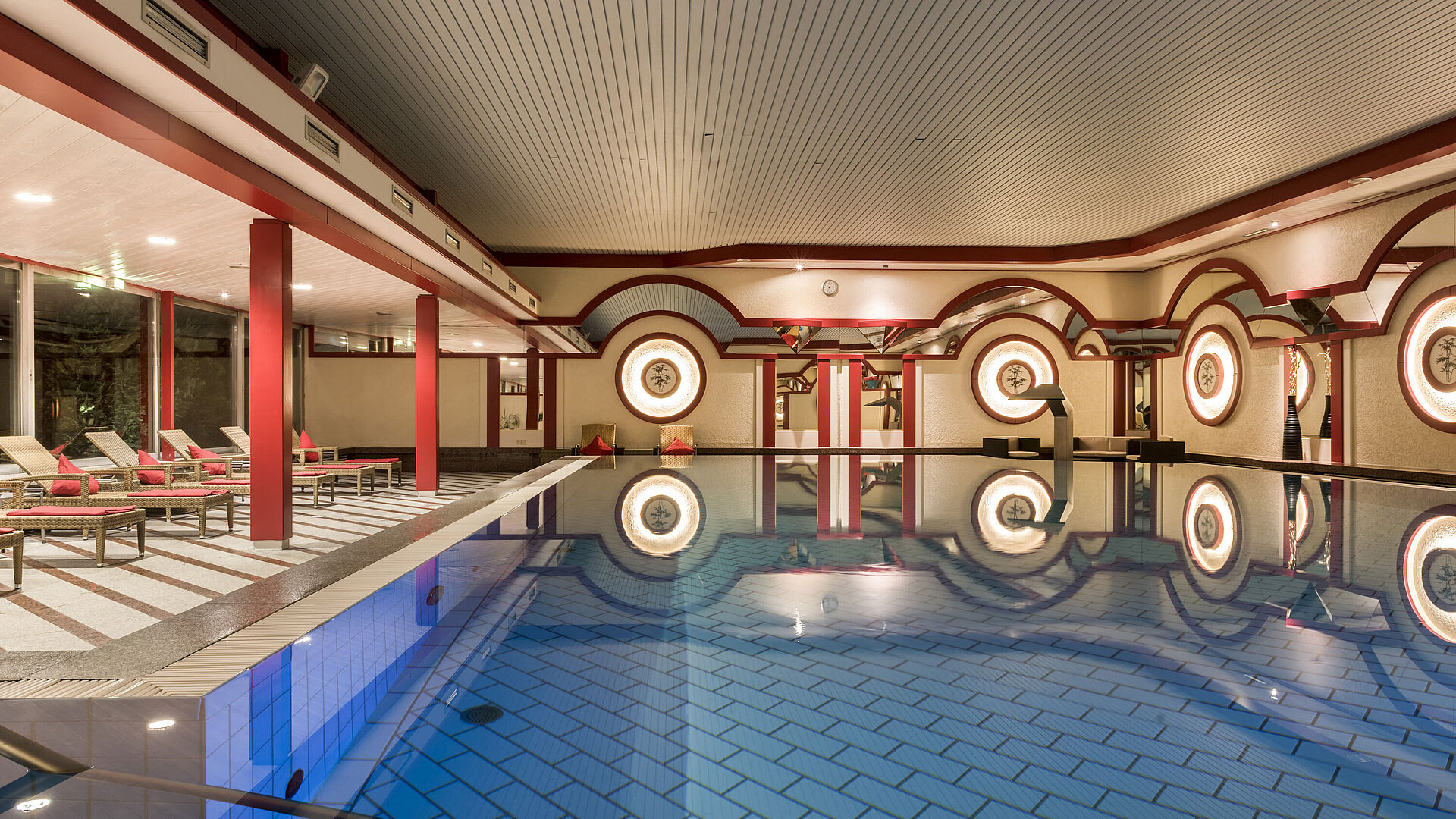 Spa-Bereich mit Liegestühlen und großem Pool im Maritim Hotel Bad Wildungen