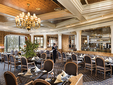 Rustikales Restaurant im Landhausstil mit gedeckten Tischen im Maritim Hotel Ulm