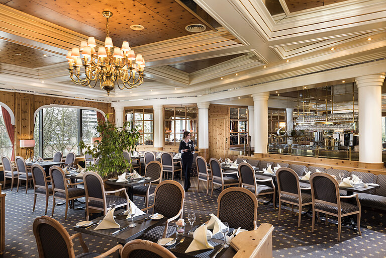 Rustikales Restaurant im Landhausstil mit gedeckten Tischen im Maritim Hotel Ulm