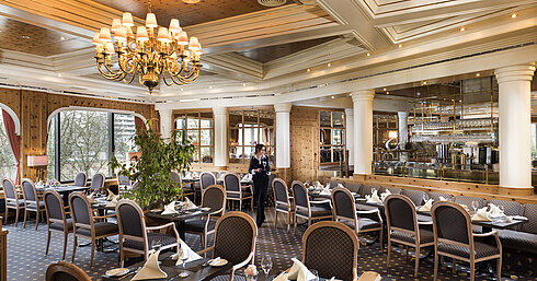 Rustikales Restaurant im Landhausstil mit gedeckten Tischen im Maritim Hotel Ulm
