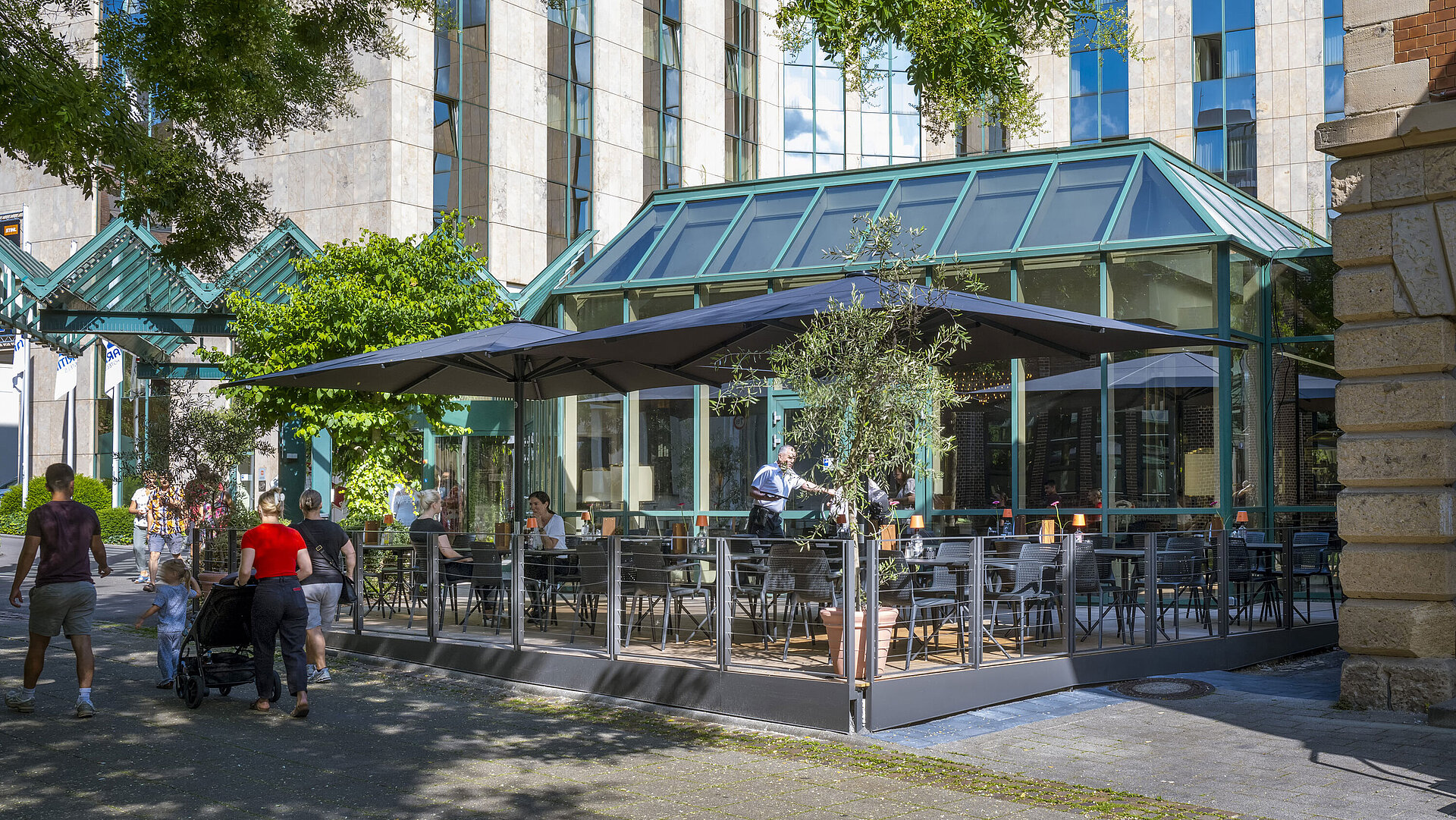 Die sonnige Außenterrasse des Maritim Hotel Stuttgart lädt Gäste zum Verweilen und Genießen ein.
