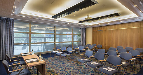 Salon Köln Moderner Konferenzraum im Maritim Hotel Frankfurt mit Bestuhlung und Tischaufstellung für Meetings oder Seminare.