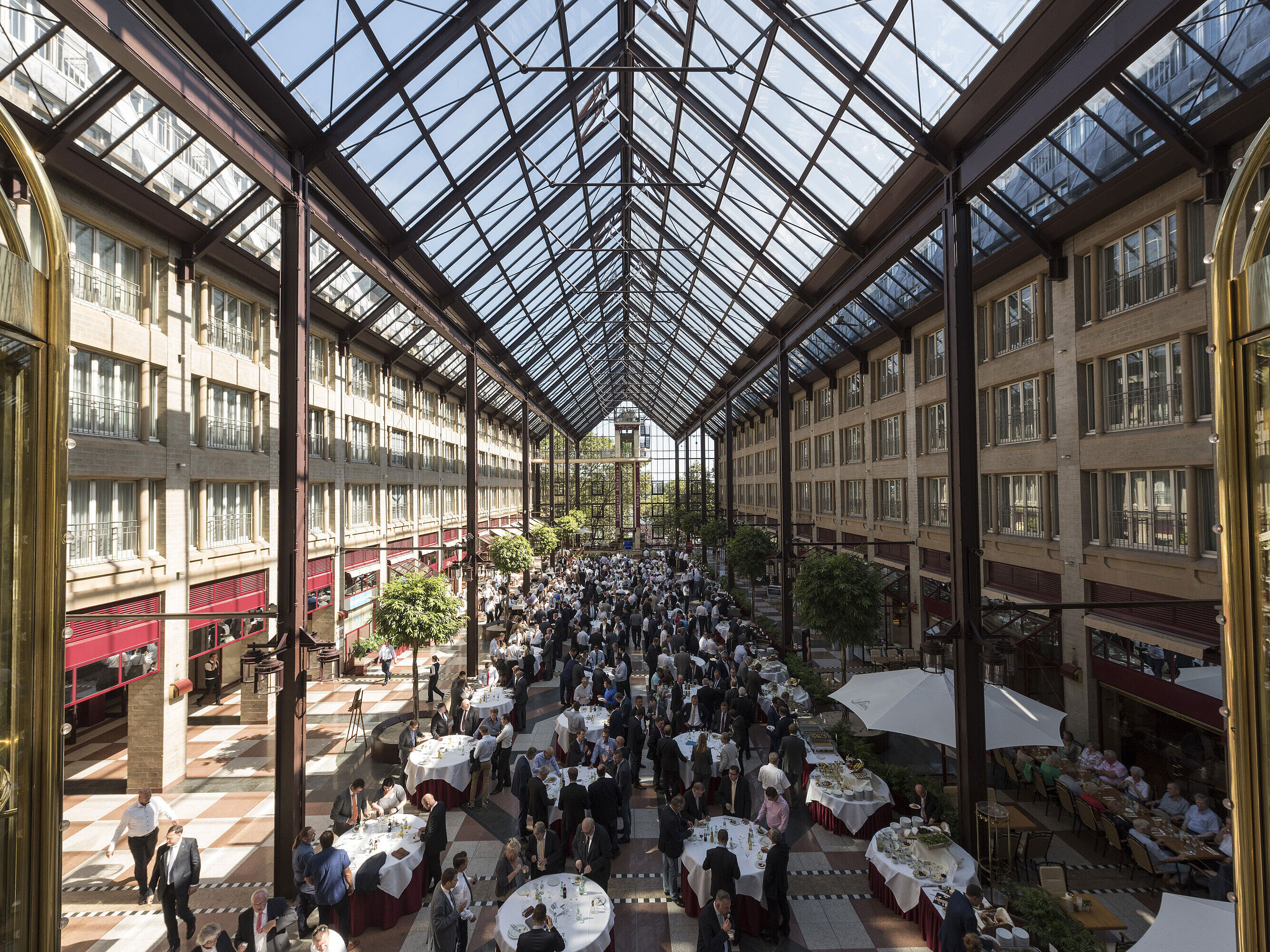 Die elegante Glasgalerie des Maritim Hotels Köln, ideal für große Events mit natürlichem Licht und urbanem Ambiente.
