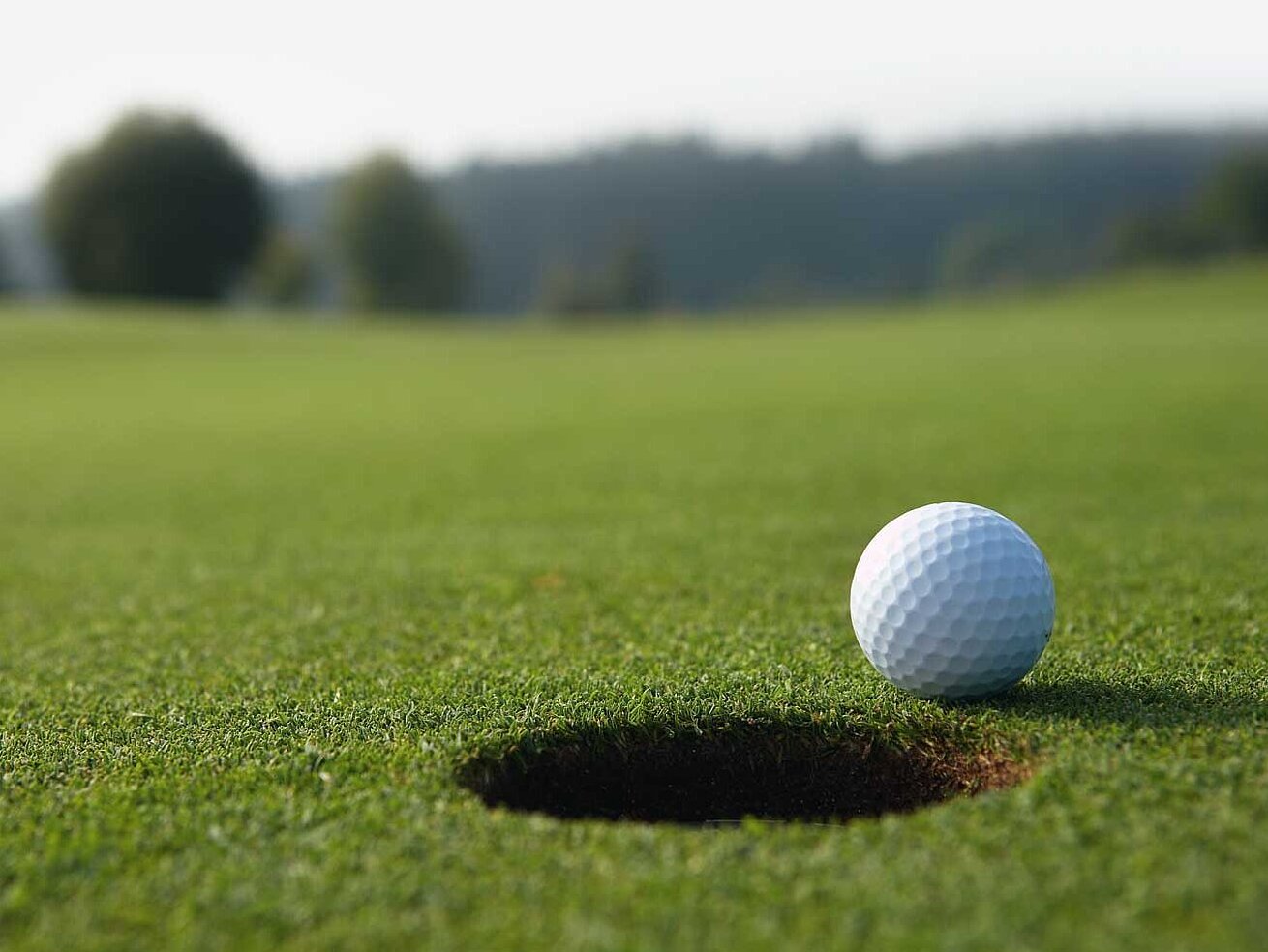 Golfball am Loch