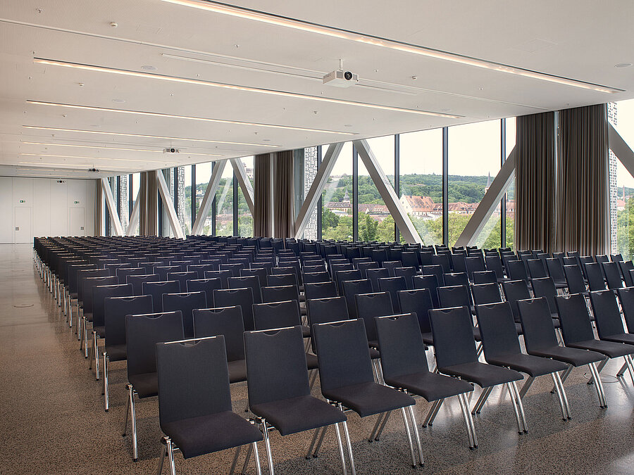 Großer Saal im Maritim Hotel Würzburg mit Reihenbestuhlung, Tageslicht und Blick über die Stadt