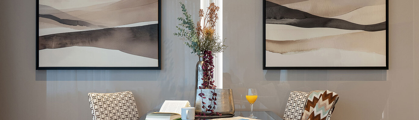 Suite mit kleinem Essbereich, Tisch für zwei Personen, stilvollen Sesseln und harmonischer, klassischer Einrichtung.