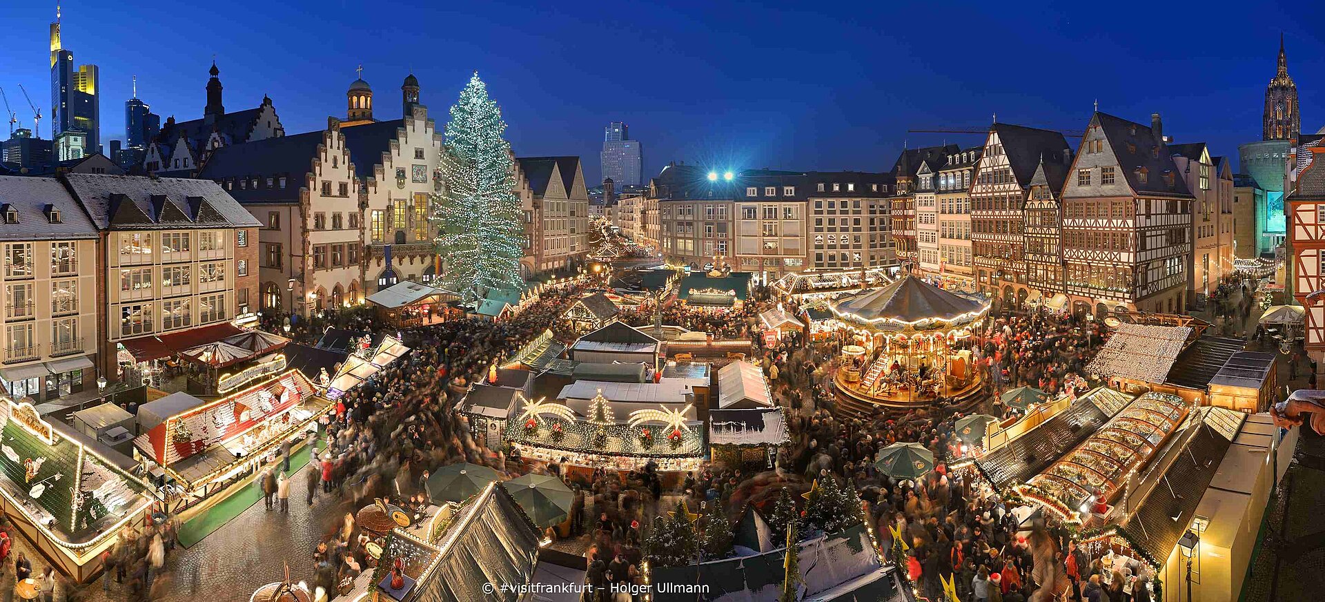 Weihnachtsmarkt auf dem Römerberg in Frankfurt mit beleuchtetem Weihnachtsbaum und historischen Fachwerkhäusern