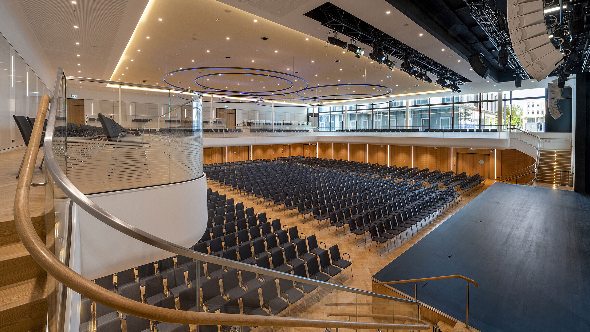 Saal Ingolstadt Moderner Veranstaltungssaal im Maritim Hotel Ingolstadt mit Galerie und Bühne.
