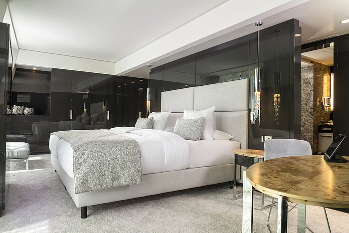 Elegantes Hotelzimmer im Maritim Hotel Ingolstadt mit Kingsize-Bett, modernen Details und warmem Licht.