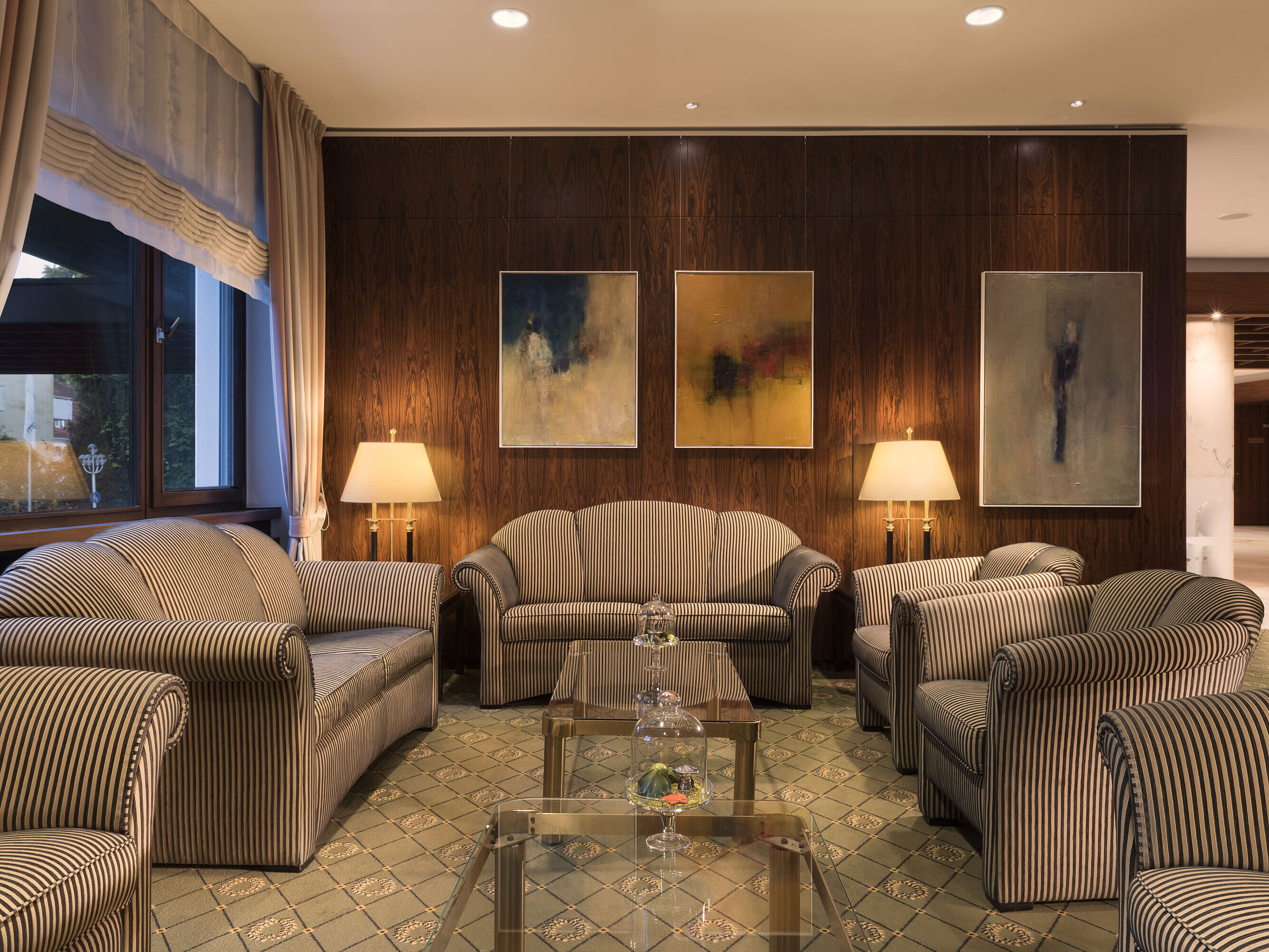 Stilvoll eingerichtete Lobby im Maritim Hotel Bad Salzuflen mit Sesseln, Sofas und Lampen