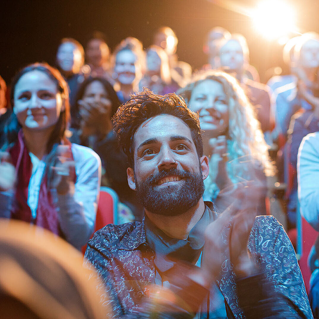 © KOTO - AdobeStock.com Applaudierendes Publikum bei einer Veranstaltung im Maritim Hotel mit lebendiger Stimmung