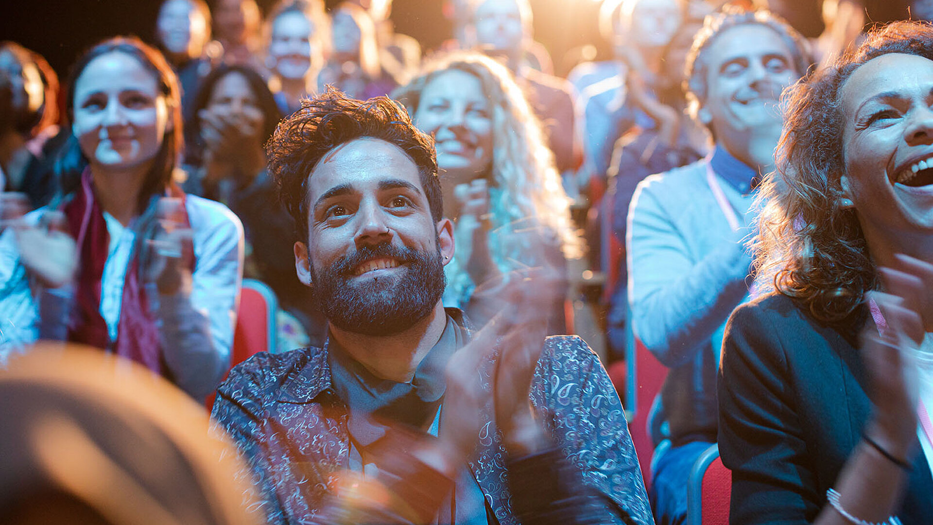 © KOTO - AdobeStock.com Applaudierendes Publikum bei einer Veranstaltung im Maritim Hotel mit lebendiger Stimmung