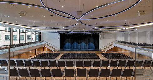Saal Ingolstadt Großer Veranstaltungssaal im Maritim Hotel Ingolstadt mit moderner Beleuchtung und Bühne.