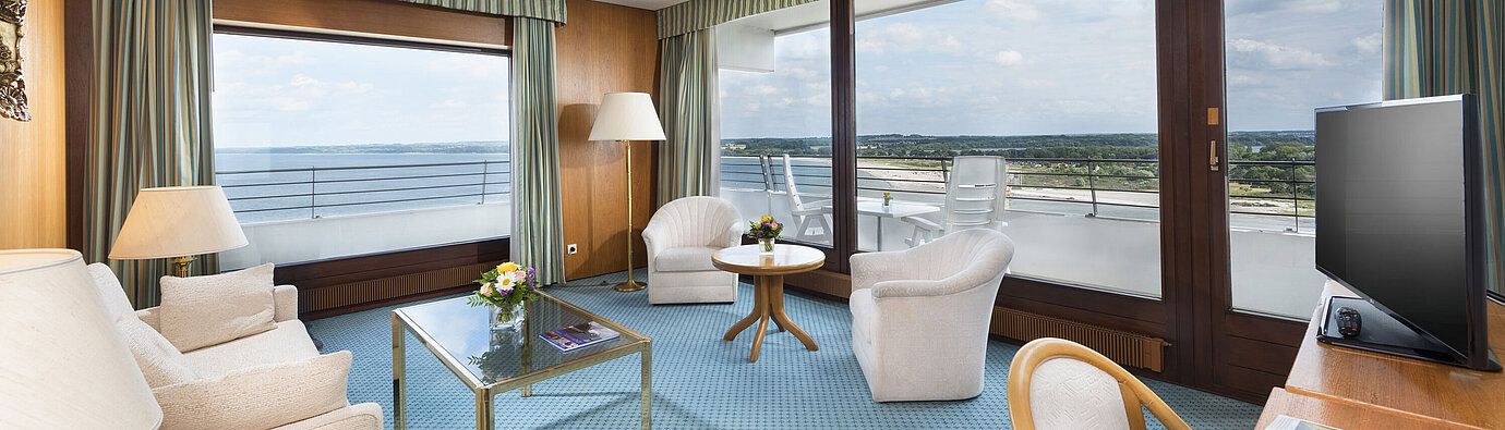 Großzügiger Wohnbereich in der Suite des Maritim Hotel Travemünde mit Panoramablick auf die Ostsee