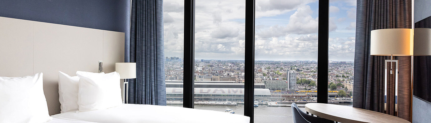 Doppelzimmer mit großem Fenster und Blick auf Amsterdam im Maritim Hotel