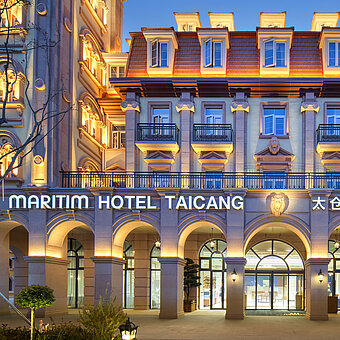 Beleuchtete Außenansicht des Maritim Hotel Taicang mit elegantem Fassadendesign