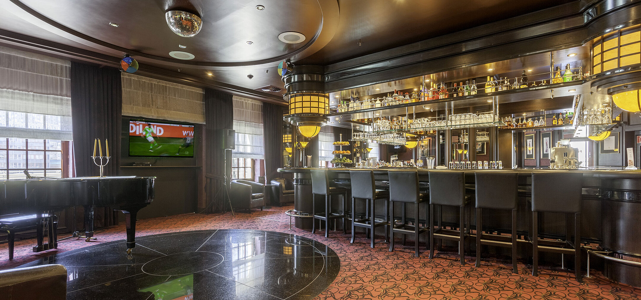 Stilvolle Pianobar im Maritim Hotel Dresden mit gemütlicher Atmosphäre, Klavier und gut bestückter Bar.