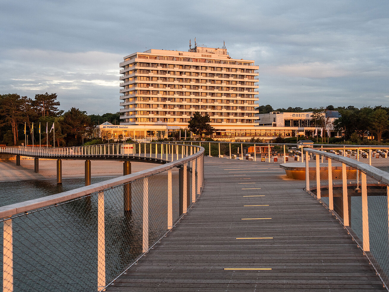 Maritim Seehotel Timmendorfer Strand von der Seebrücke aus mit Strand und Ostseeblick
