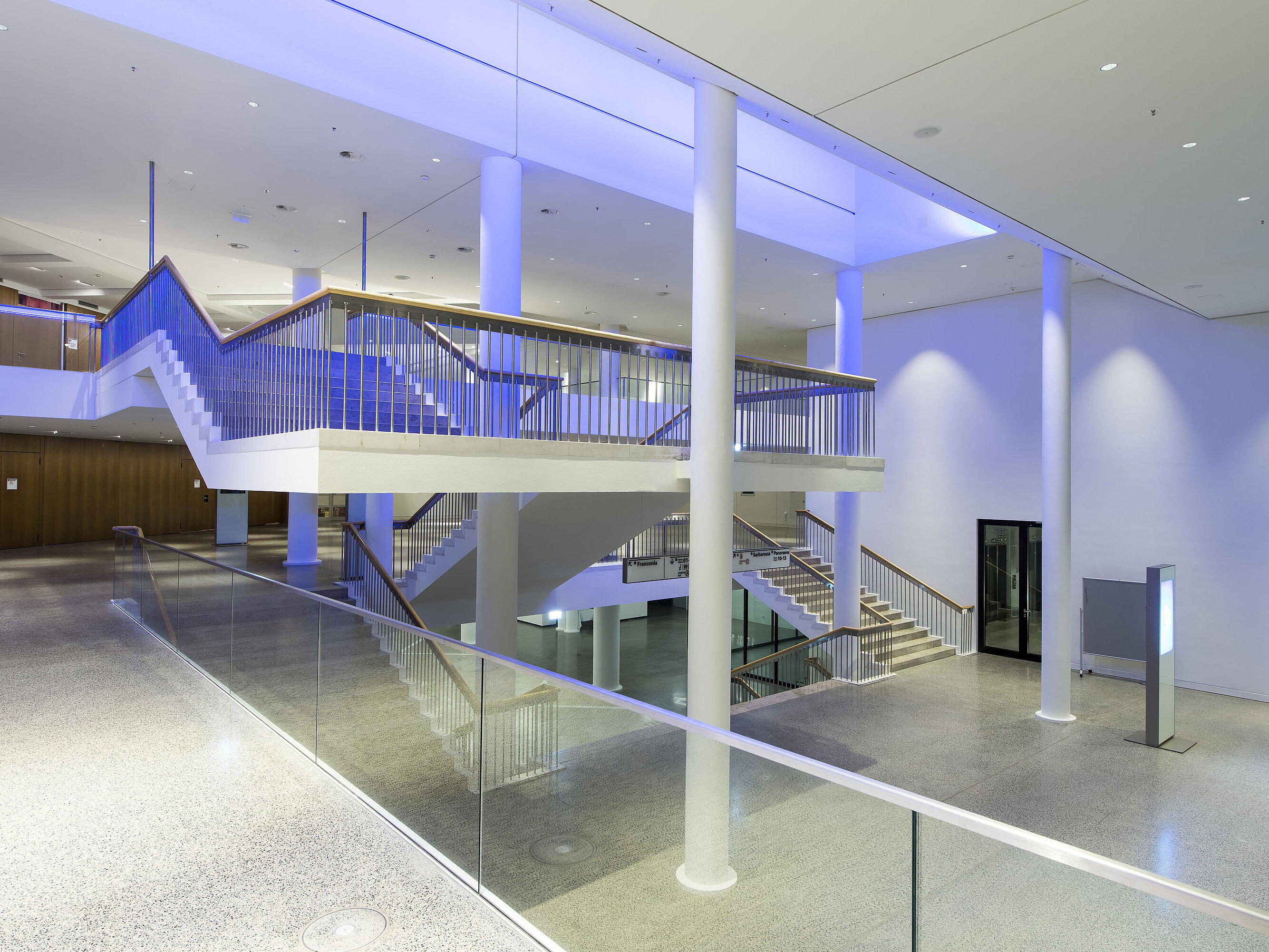Großzügige Treppenanlage mit modernem Design im Konferenzbereich des Maritim Hotel Würzburg
