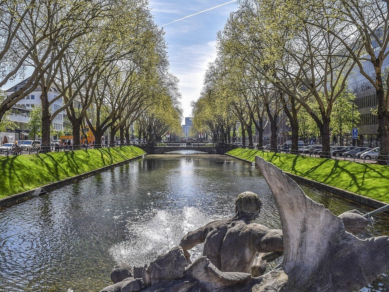 Königsallee Düsseldorf Wasserlauf an der Königsallee Düsseldorf mit Bäumen und Promenade in grüner, eleganter Umgebung