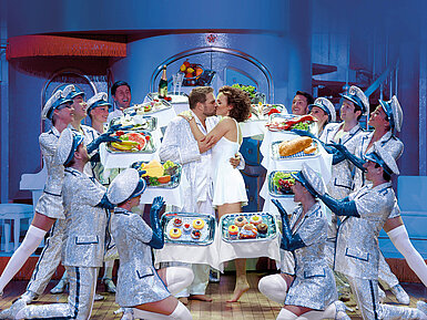 Ich war noch niemals in New York Darsteller:innen in weiß des Musical "Ich war noch niemals in NY" auf der Bühne