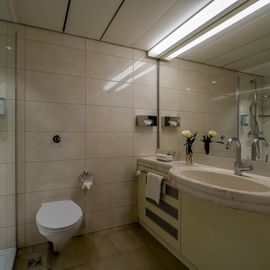 Modernes Badezimmer mit Dusche, Doppelwaschbecken und großer Spiegelwand, elegant und funktional gestaltet