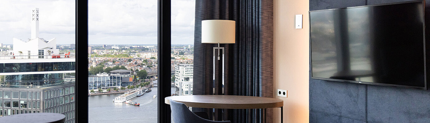 Sitzbereich mit Tisch und Ausblick auf Amsterdam im Maritim Hotel Amsterdam