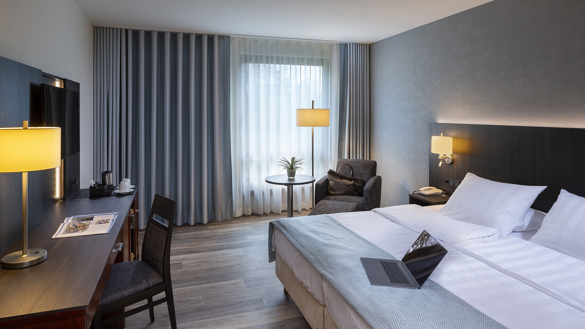 Comfort Doppelzimmer Helles Einzelzimmer im Maritim Hotel Bremen mit stilvollem Schreibtisch, komfortabler Sitzecke und großem Doppelbett.