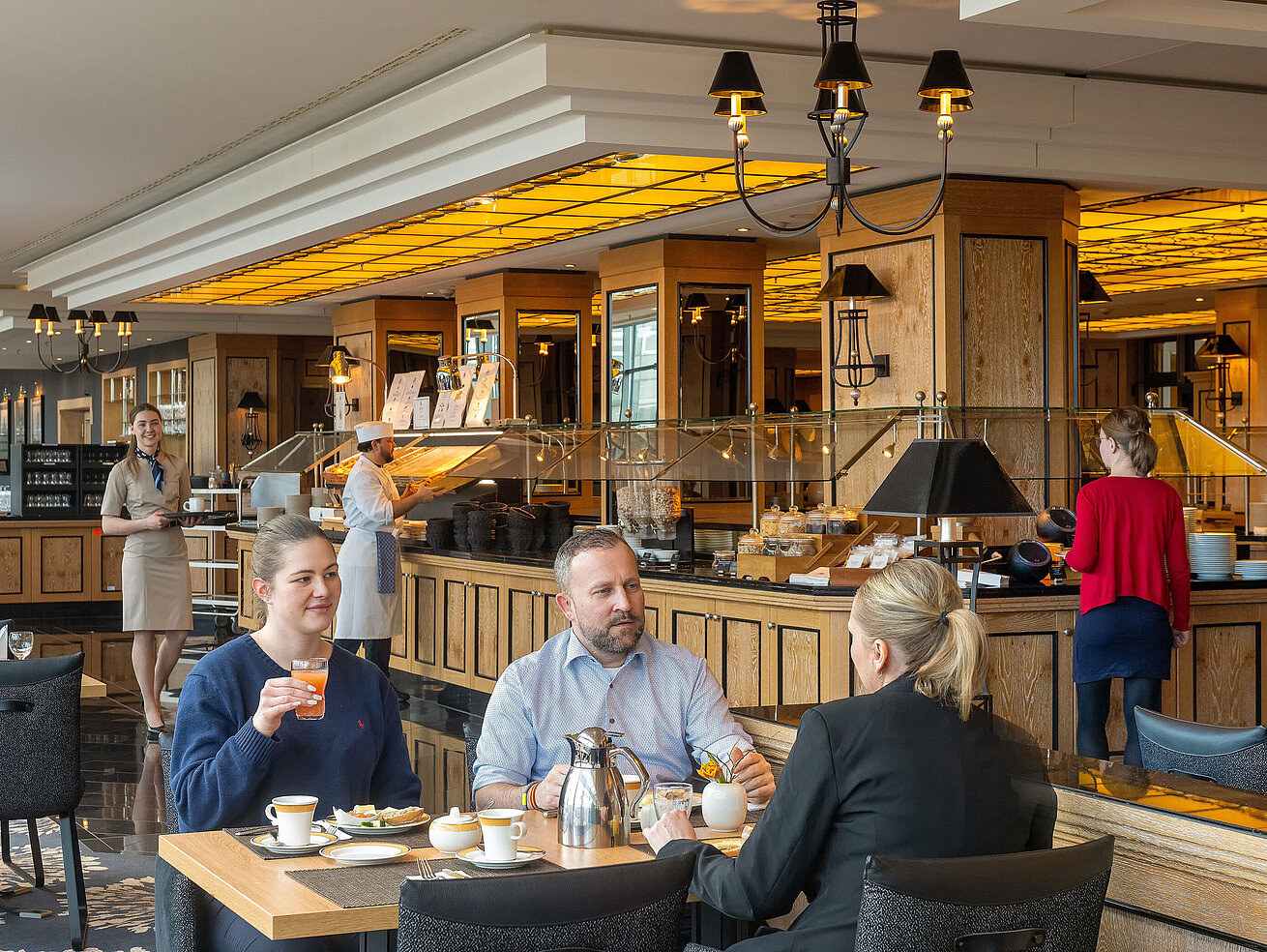 Restaurant Wintergarten Gäste frühstücken im Restaurant Wintergarten im Maritim Hotel Dresden in stilvoller Atmosphäre.