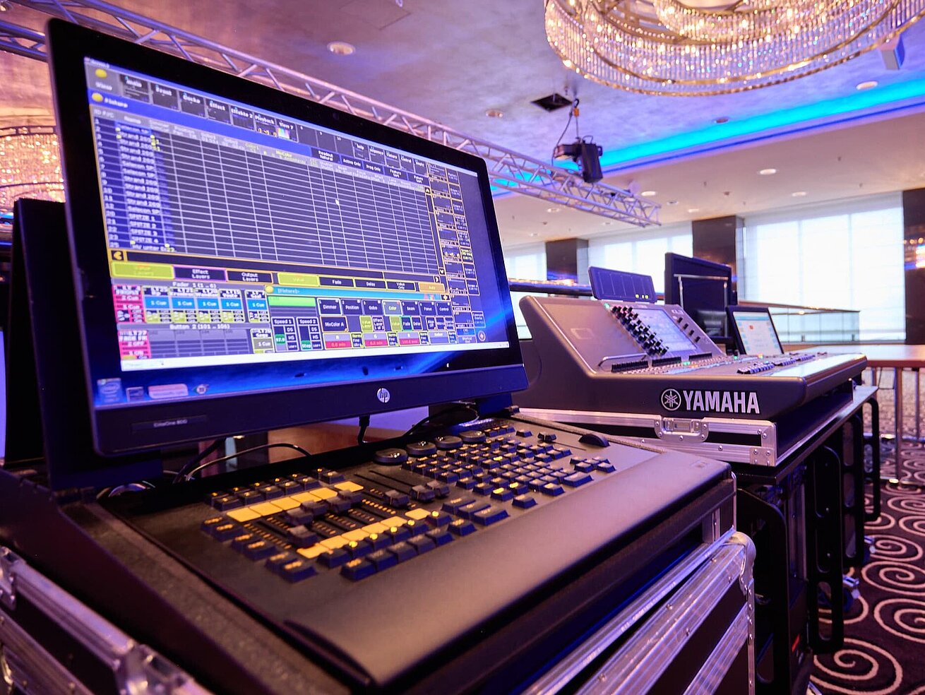 Moderne Eventtechnik im Veranstaltungsraum Professionelles Licht- und Mischpult in einem modern ausgestatteten Veranstaltungsraum mit Bühne.