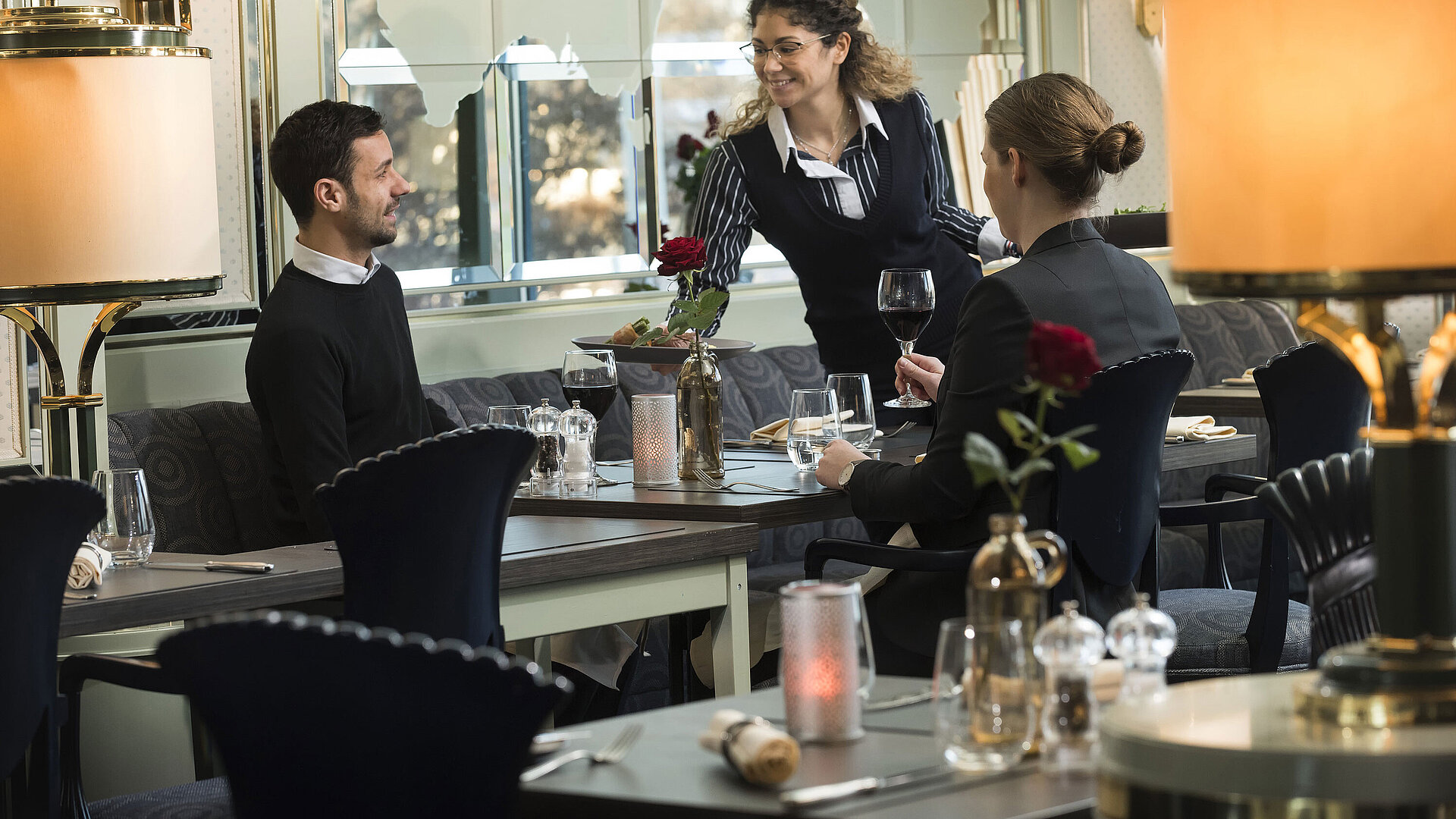 Gemütliches Restaurant mit elegantem Interieur, Kerzenlicht und freundlichem Service im Maritim Hotel Hannover.