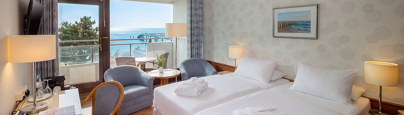 Superior Zimmer Superior Zimmer mit Doppelbett, Schreibtisch, Sitzecke und Balkon mit Blick auf die Ostsee