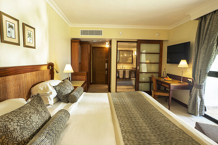 Classic Zimmer Hotelzimmer mit Arbeitsplatz, Blick ins Bad und stilvollem Mobiliar