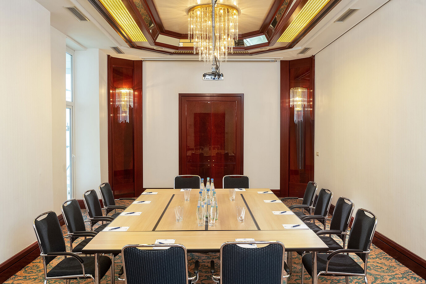 Salon Gustav Stresemann mit U-förmiger Bestuhlung, elegantem Dekor und großer Deckenleuchte im Maritim Hotel Bad Wildungen.