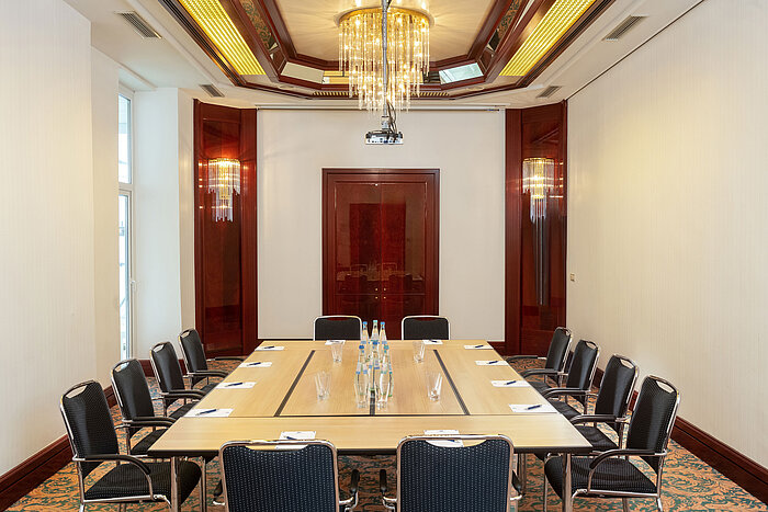 Salon Gustav Stresemann mit U-förmiger Bestuhlung, elegantem Dekor und großer Deckenleuchte im Maritim Hotel Bad Wildungen.