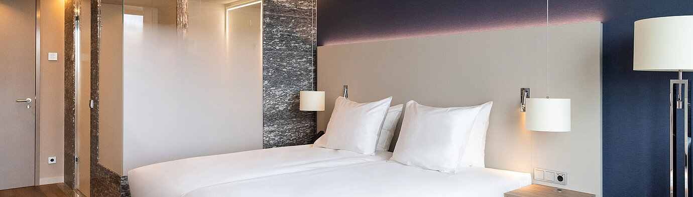 Helles Doppelzimmer mit modernem Interieur im Maritim Hotel Amsterdam und Glasbad