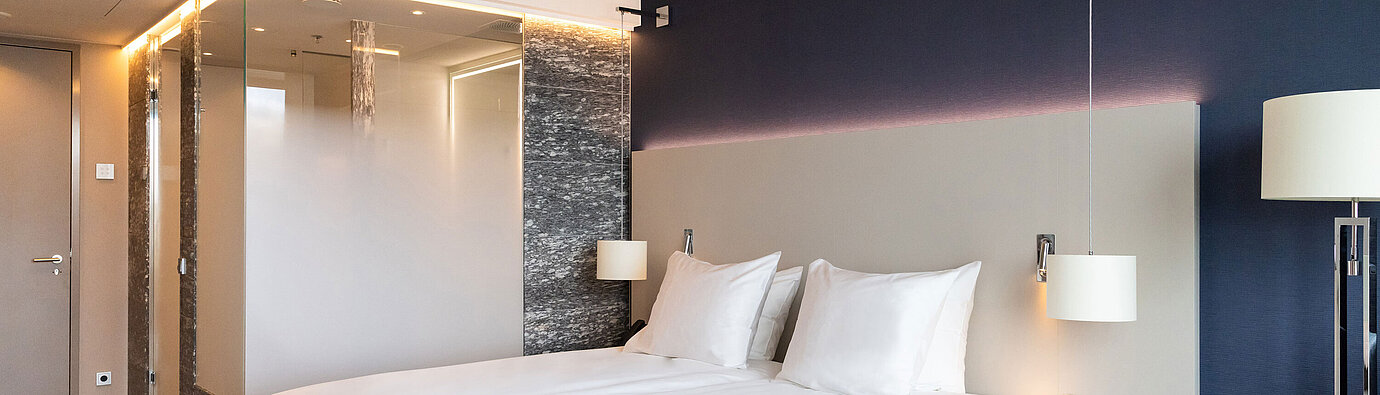 Helles Doppelzimmer mit modernem Interieur im Maritim Hotel Amsterdam und Glasbad
