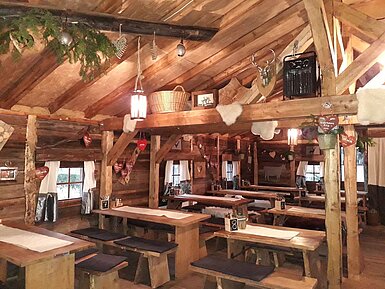 ElbAlm *Gemütlicher Gastraum mit Holztischen und Almhütten-Deko in der Maritim Alm beim Maritim Hotel Stuttgart*