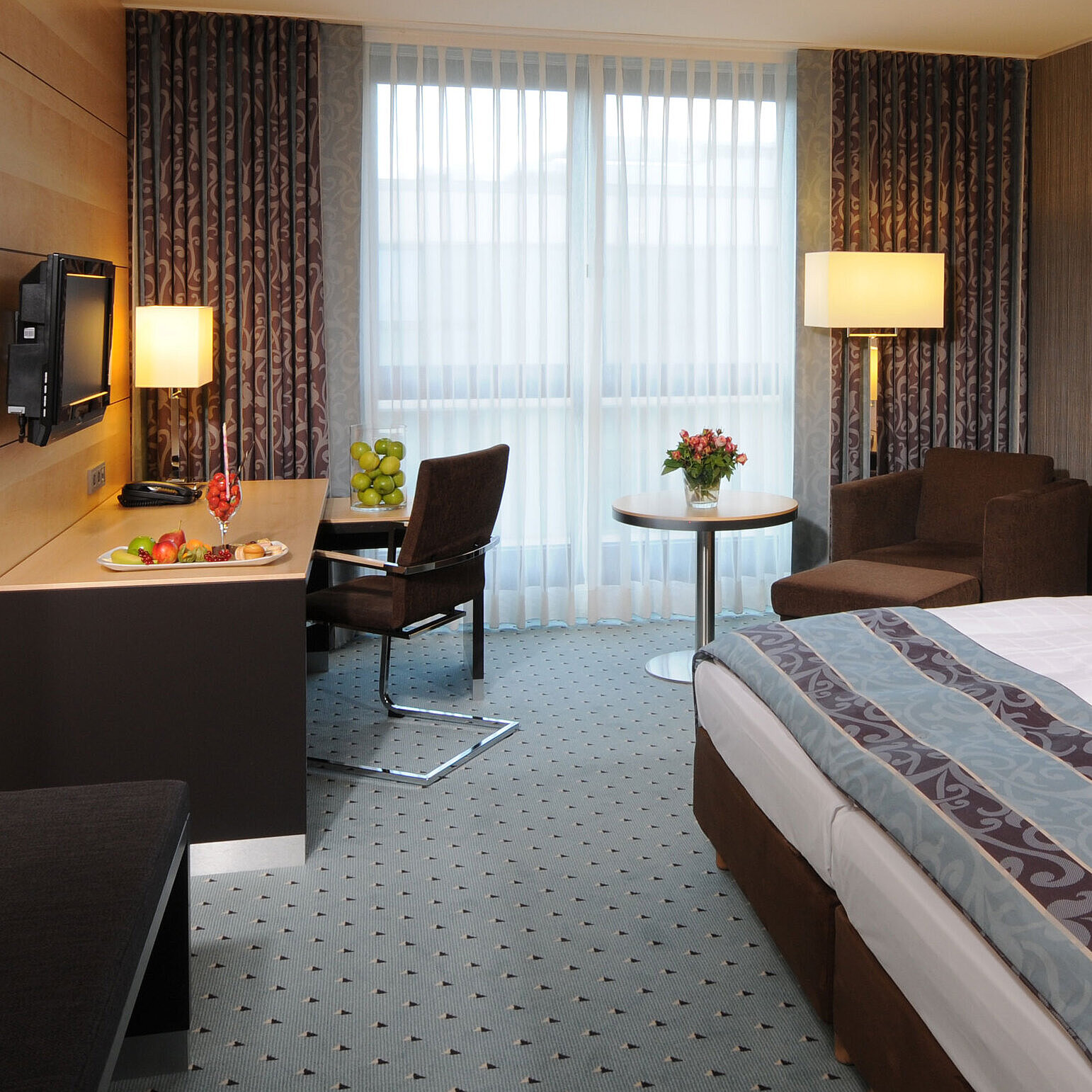 Superior Zimmer im Maritim Hotel Düsseldorf mit stilvollem Doppelbett, modernem Schreibtisch, gemütlichem Sitzbereich.