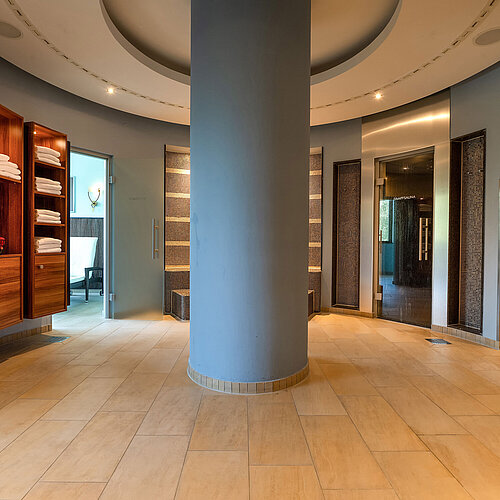 Wellnessbereich im Maritim Hotel Düsseldorf mit Sauna, Handtüchern und Regalen