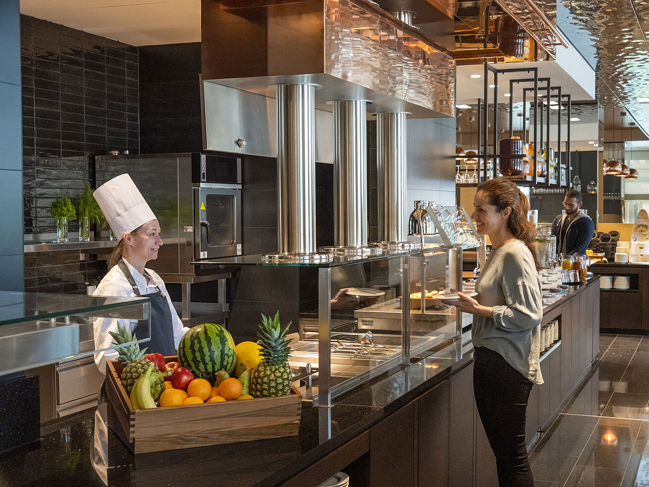 Showküche im Maritim Hotel Ingolstadt mit frischen Zutaten und persönlichem Service.