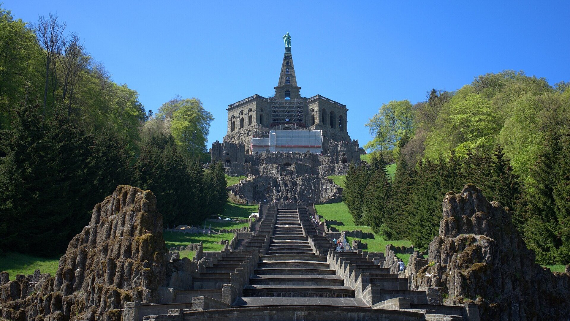 Herkulesdenkmal in Kassel Herkulesdenkmal in Kassel mit barocker Kaskade und grüner Parklandschaft