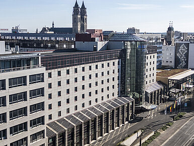 Außenansicht des Maritim Hotel Magdeburg mit moderner Fassade und zentraler Lage, umgeben von historischen Gebäuden und Stadtblick.